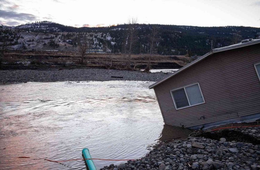 Canadian floods sweep through B.C.